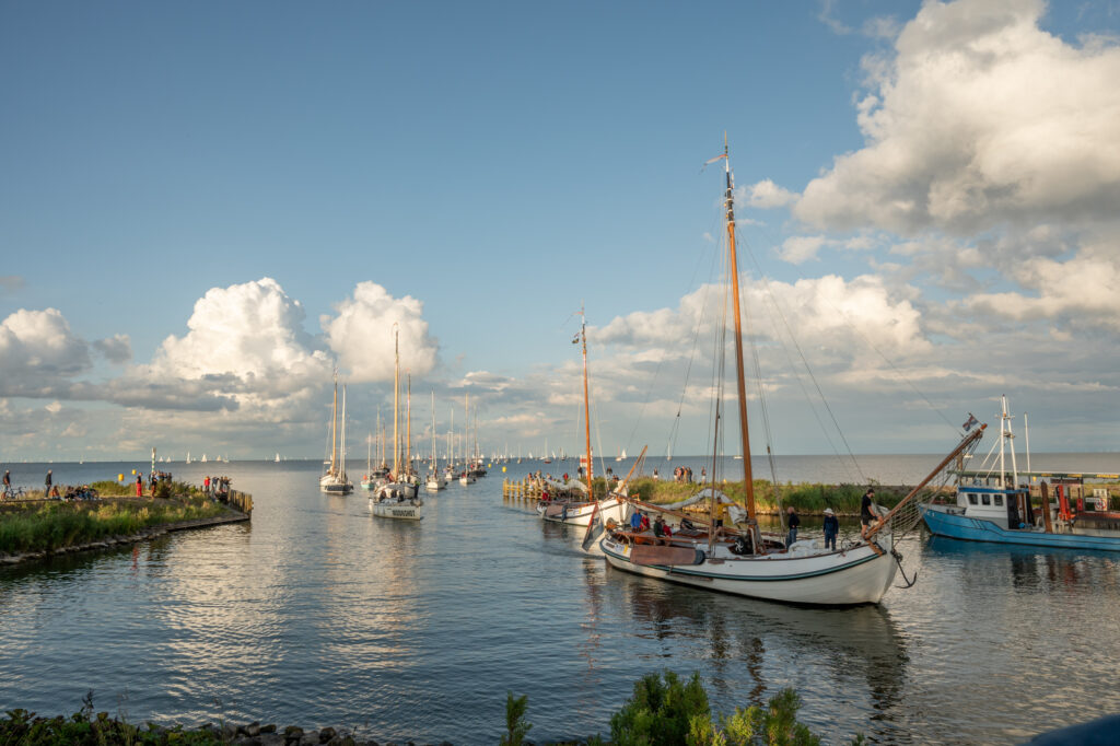 Het havenhoofd van Medemblik waar een stoet zeilboten binnenvaren vanwege de 24 uurs zeilrace.