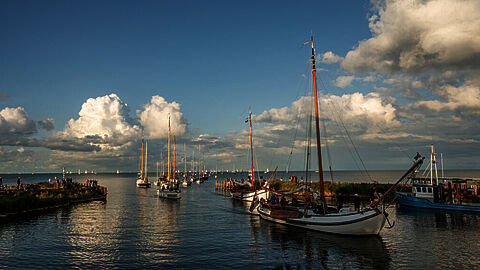 Het havenhoofd van Medemblik waar een stoet zeilboten binnenvaren vanwege de 24 uurs zeilrace.