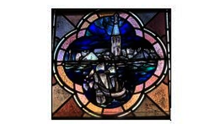 Glas in lood raam met als afbeelding een schip op het IJsselmeer. Op de achtergrond in de horizon: de Bonifaciuskerk