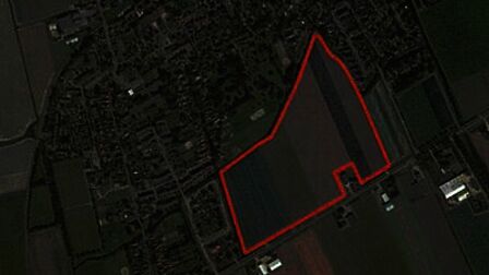 Een luchtfoto met daarop een kader getekend van het plan om woningen te bouwen.